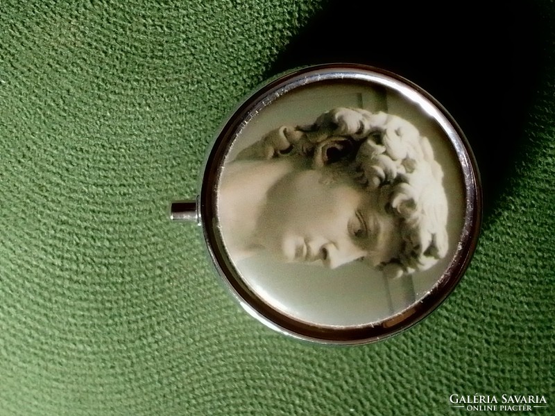 Kis kicsi kerek fedeles fém rekeszes gyógyszeres doboz szelence tároló Dávid szobor Michelangelo