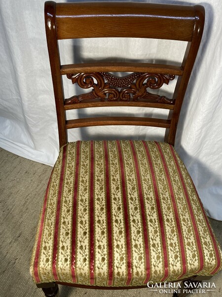Mahagóni, kárpitozott faragott háttámlás szék