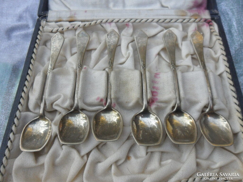 6 beautiful antique silver spoons in a box