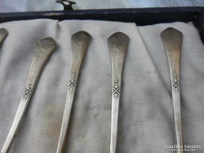 6 beautiful antique silver spoons in a box