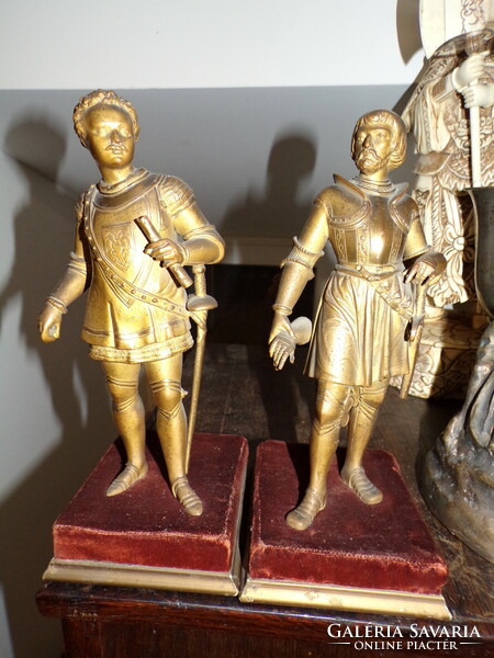 2 db középkori lovagokat ábrázoló szobor