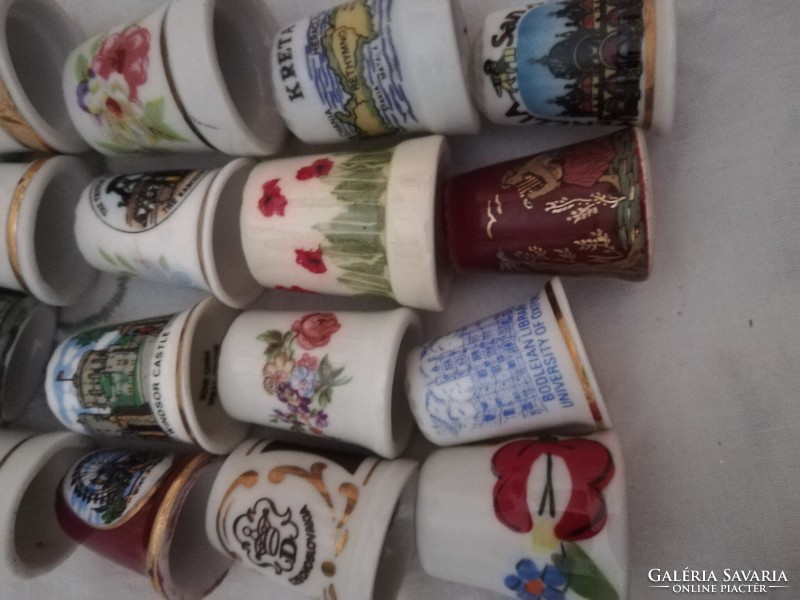 16 pieces from a collection of porcelain thimbles. 1.