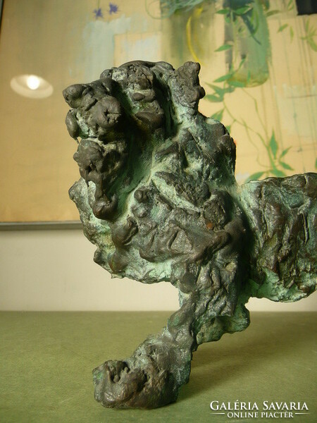 A017 Ernő Tóth: bronze statue of a large-tailed lion