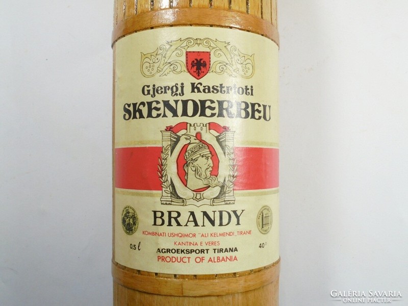 Retro régi papír címkés fa borítású üveg palack -Skenderbeu Brandy Albánia ital- 1980-as évek 0,5 l