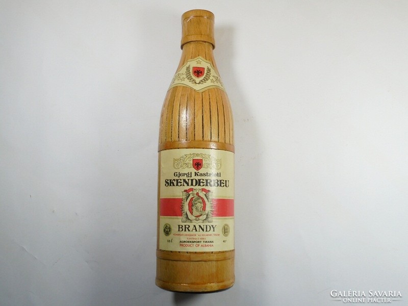 Retro régi papír címkés fa borítású üveg palack -Skenderbeu Brandy Albánia ital- 1980-as évek 0,5 l