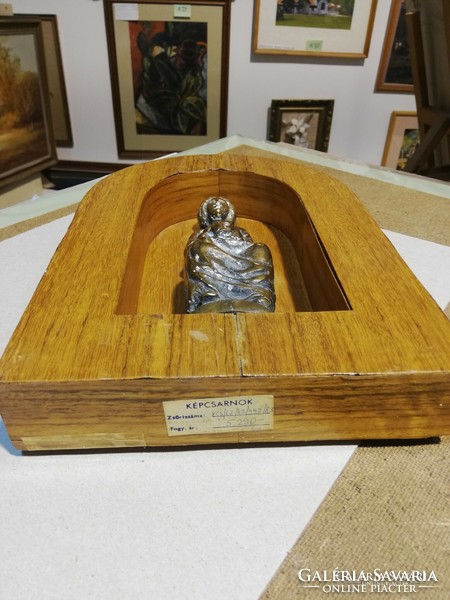 Bronze mother Péter Szabolcs with her child in a wooden booth