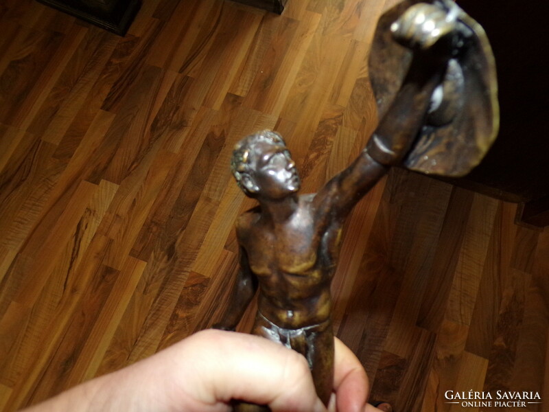 Bronz gladiátor szobrocska - a kezéből hiányzik a fegyver
