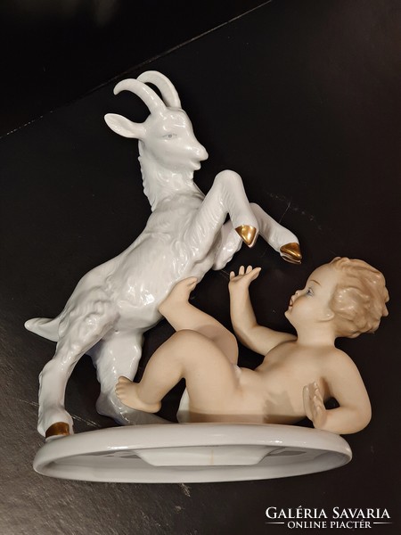 Hibátlan Wallendorf porcelán , ( szobor, figura ) . Puttó , kőszáli kecskével.