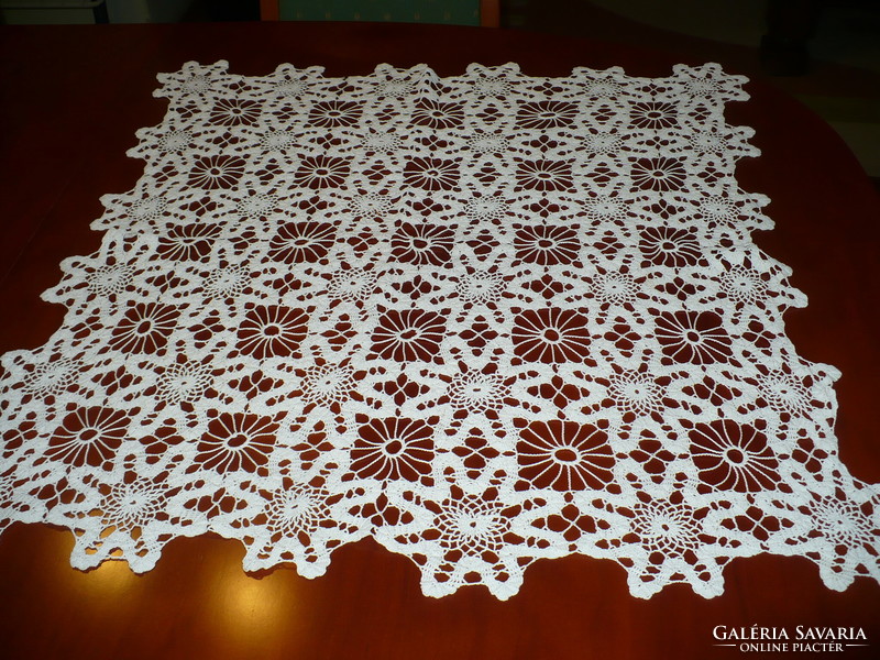More than 30 lace tablecloths