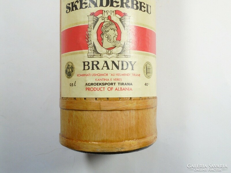 Retro régi papír címkés fa borítású üveg palack -Skenderbeu Brandy Albánia ital- 1980-as évek 0,5 l