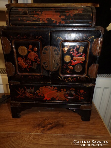 A 19th-century Japanese lacquered wooden chest with many drawers