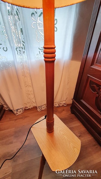 Retró, 3 lábon álló, régi, fából készült állólámpa, lerakó asztallal.