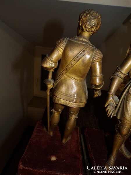 2 statues depicting medieval knights