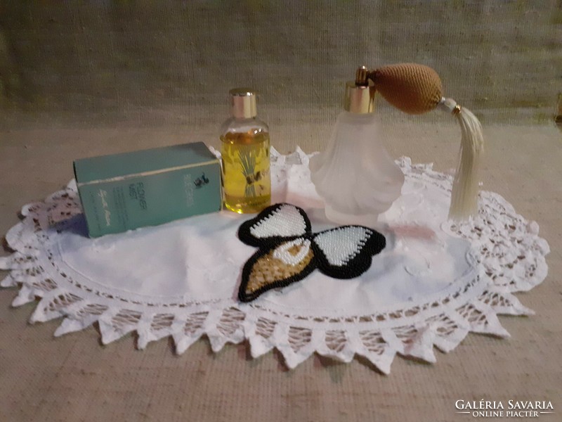 Pumpás parfümös üveg párizsi márkás parfüm dobozában kis terítőn gyöngy masnival
