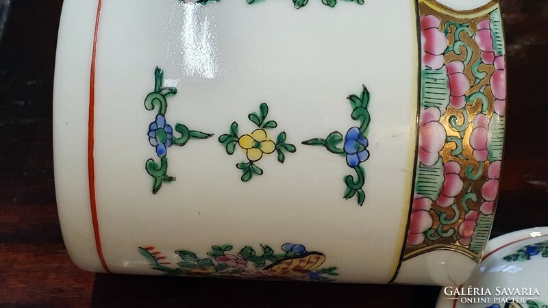 Tea mug with lid with meticulous oriental pattern. Flawless.