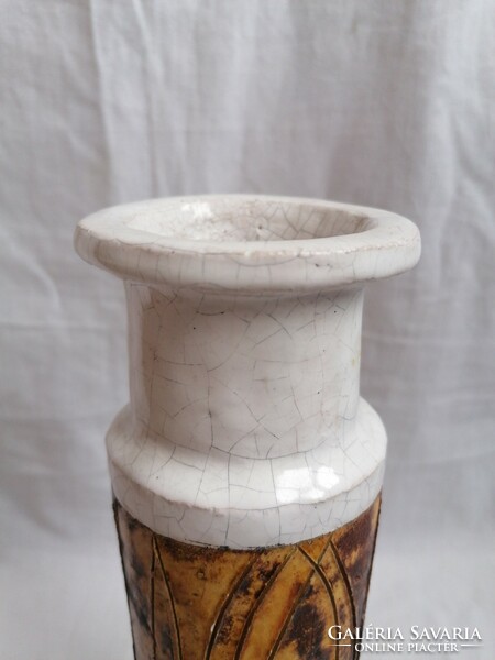 Ceramic vase by Terez Urbán