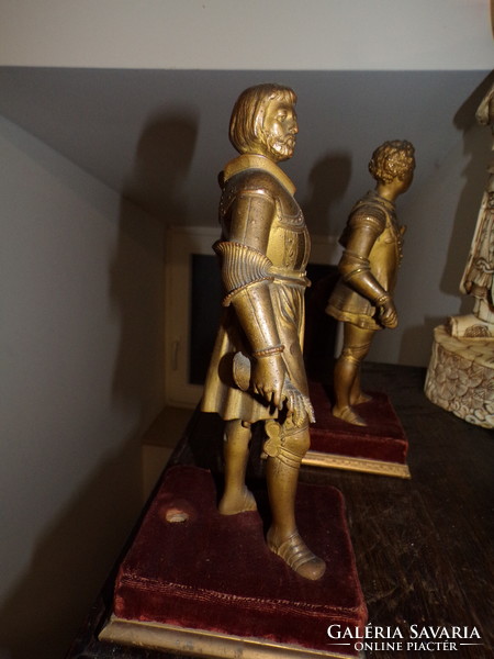 2 statues depicting medieval knights