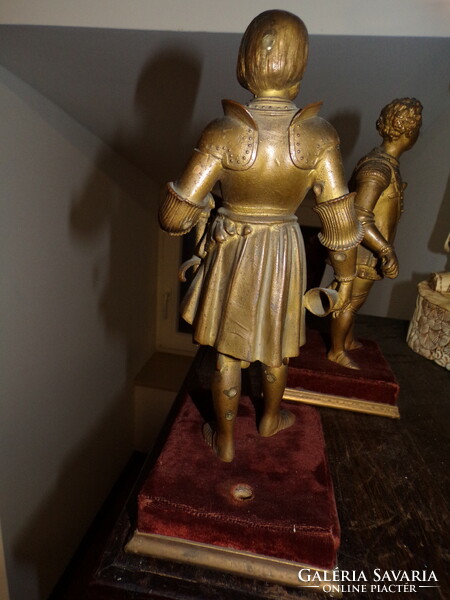 2 statues depicting medieval knights