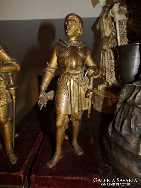 2 statues depicting medieval knights