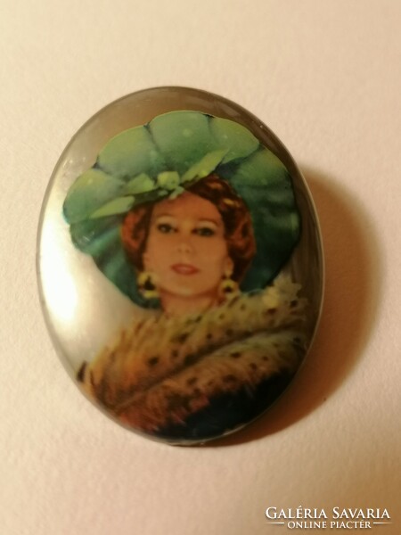 Retro brooch depicting the portrait of a spectacular lady in a green hat 178.