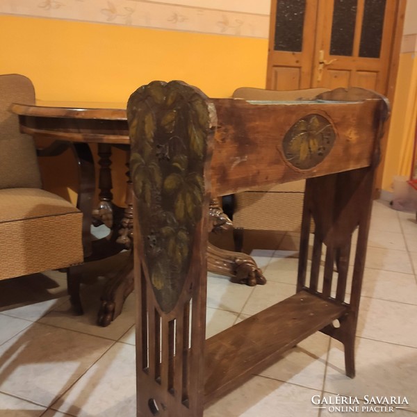 Wooden flower stand with a carved grape leaf pattern