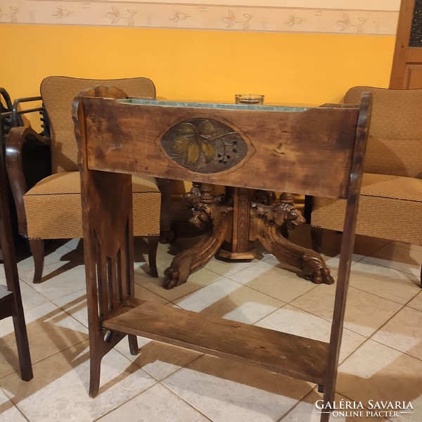 Wooden flower stand with a carved grape leaf pattern