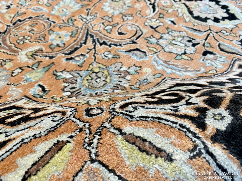 Selyem kézi csomózású perzsaszőnyeg 274x187
