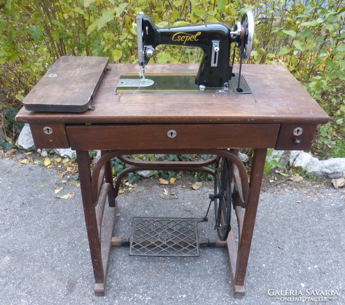 Thonet shelf, chair, sewing machine, / art nouveau.