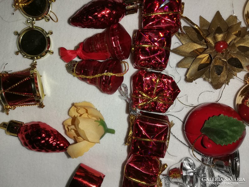 20 Christmas tree decorations in a package.