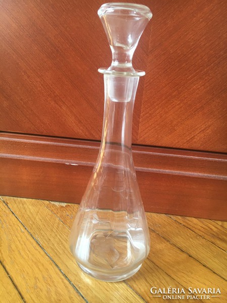 Szőlő mintás, gravírozott és metszett üveg butélia, fúvott üveg dugóval