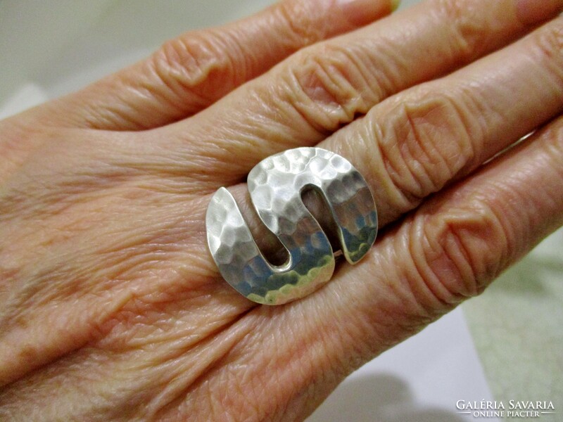 Szépséges magyar  kalapált kézműves ezüstgyűrű