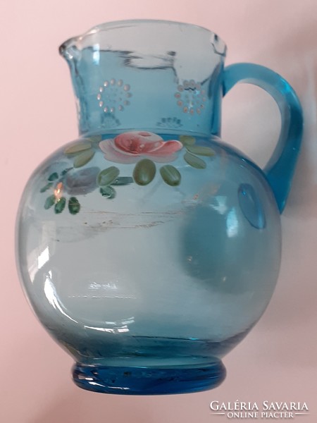 Régi kék hutaüveg festett rózsás kis kancsó szakított üveg 12 cm sérült