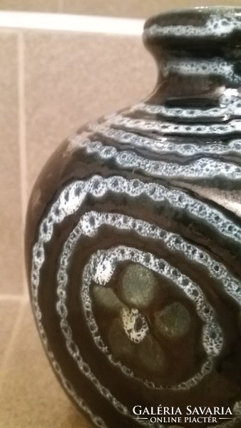 Retro kerámia váza fekete fehér vonalmintás 20 cm