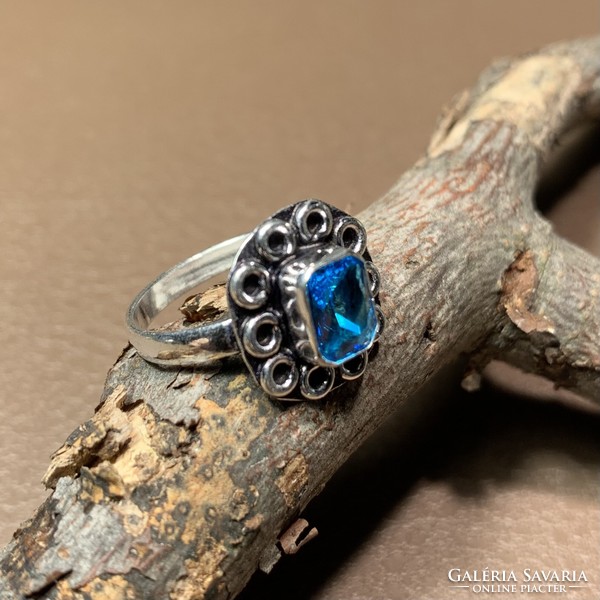 Ezüstözött gyűrű szép kis kék topáz szín kővel 9-es nagy méret (19 mm átmérő)indiai ezüstözött gyűrű