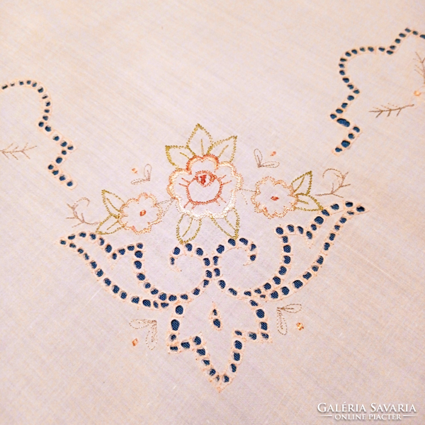 Embroidered tablecloth with 4 napkins
