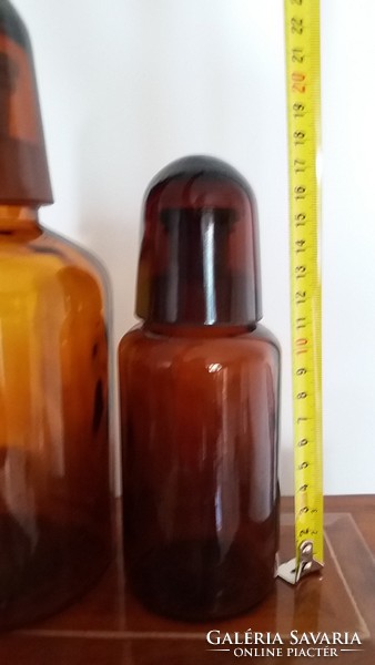 Régi nagy patikaüveg barna gyógyszertári patikai dugós poharas palack 2 db