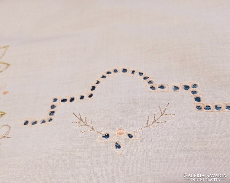 Embroidered tablecloth with 4 napkins