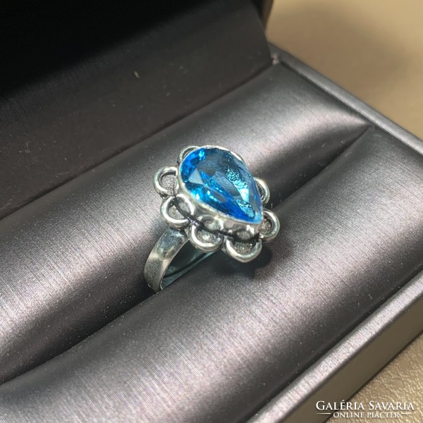 Gyönyörű indiai 925 ezüstözött gyűrű kék kővel 7-es méret (17 mm átmérő), keleti gyűrű