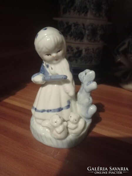 Kislány mókusokkal porcelán figura