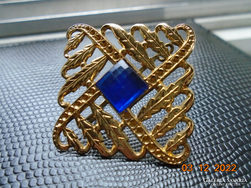 Gold-plated brooch with a lattice embossed leaf pattern, with a polished large blue stone