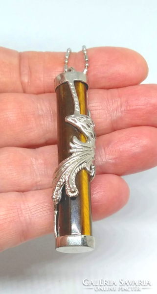 Természetes tigrisszem ásvány hasáb medálos nyaklánc, ezüstözött pávás foglalatban