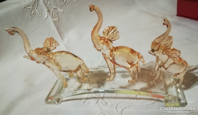 Elefántok, kézműves üvegkristály  dísztárgy, saját díszdobozában.