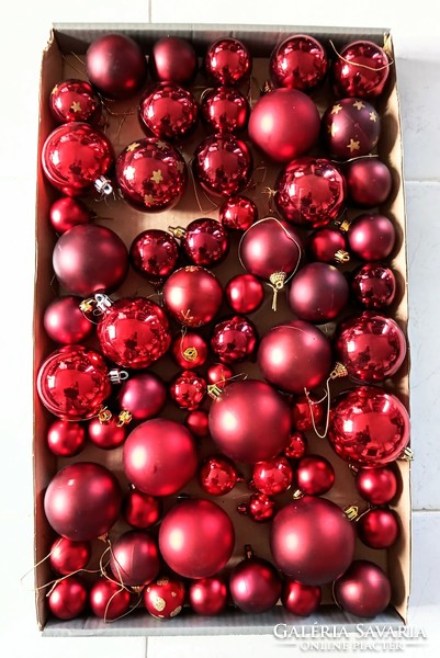 Műanyag piros-bordó karácsonyfa díszek 64db 3-7.5cm