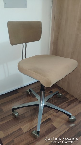 Retro swivel chair with plush velvet cover