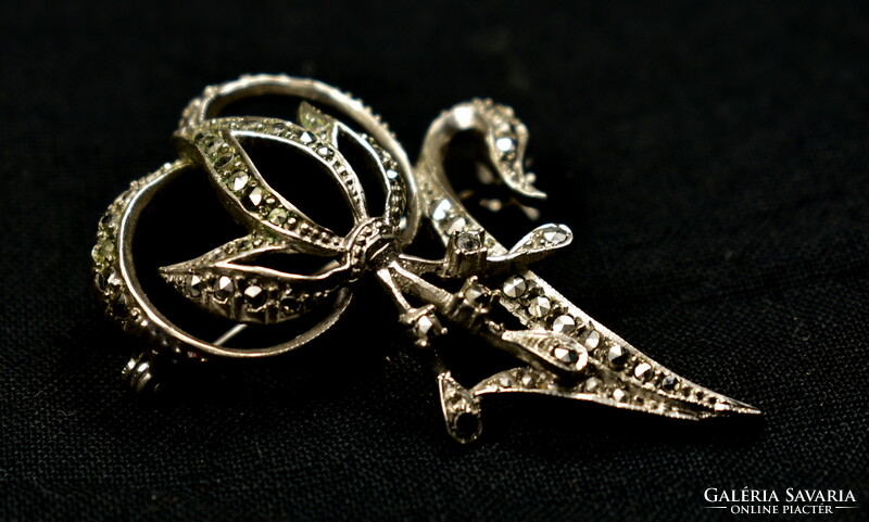 Art Nouveau silver brooch with marcasite stones!