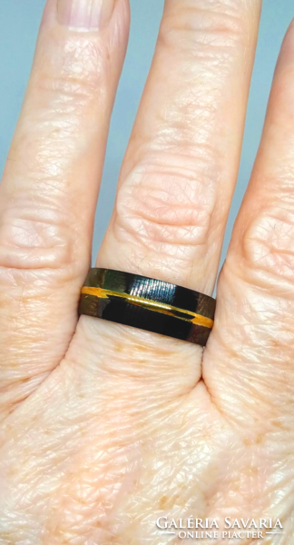 Fekete titánium férfi gyűrű, arany színű középcsíkkal 6