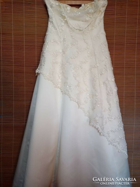 Hímzett virágos vajfehér 38-as menyasszonyi ruha esküvői alkalmi ruha