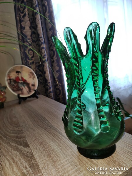 Zöld színű 8 "szarvú" üvegváza (24 cm)