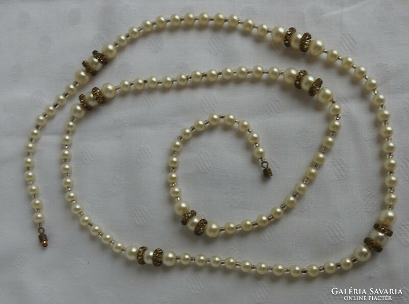 White string of pearls with gold-plated metal inlays - cylindrical clasp scarf