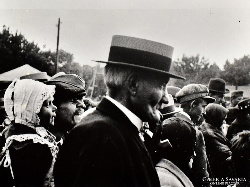 André Kertész (1894-1985) - Szelényi Károly (1943): A népligeti Paprika Jancsi előtt, Budapest 1920